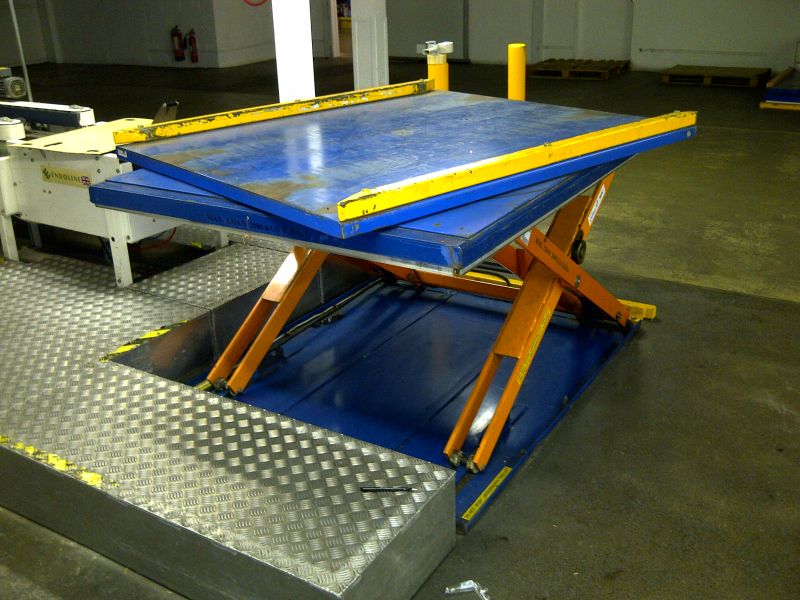 Lifting table with swivel platform and roll-off protection