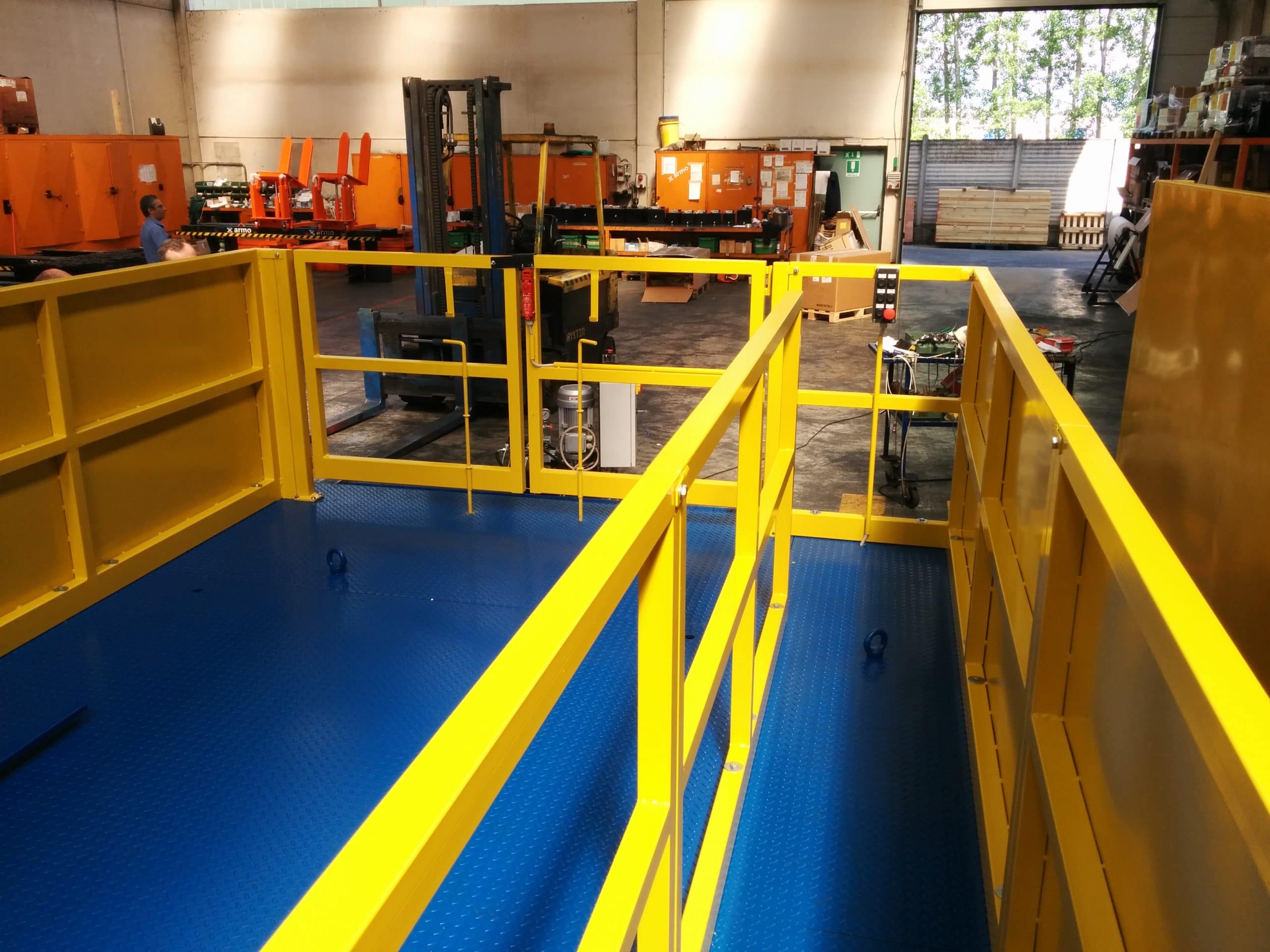 Loading lifting table with two platform areas for passenger transport