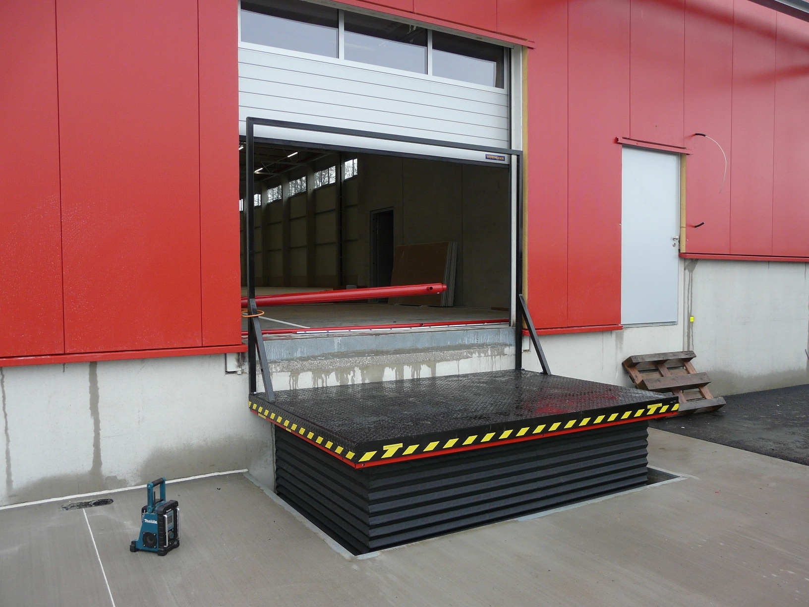 Loading lift tables with portal and bellows