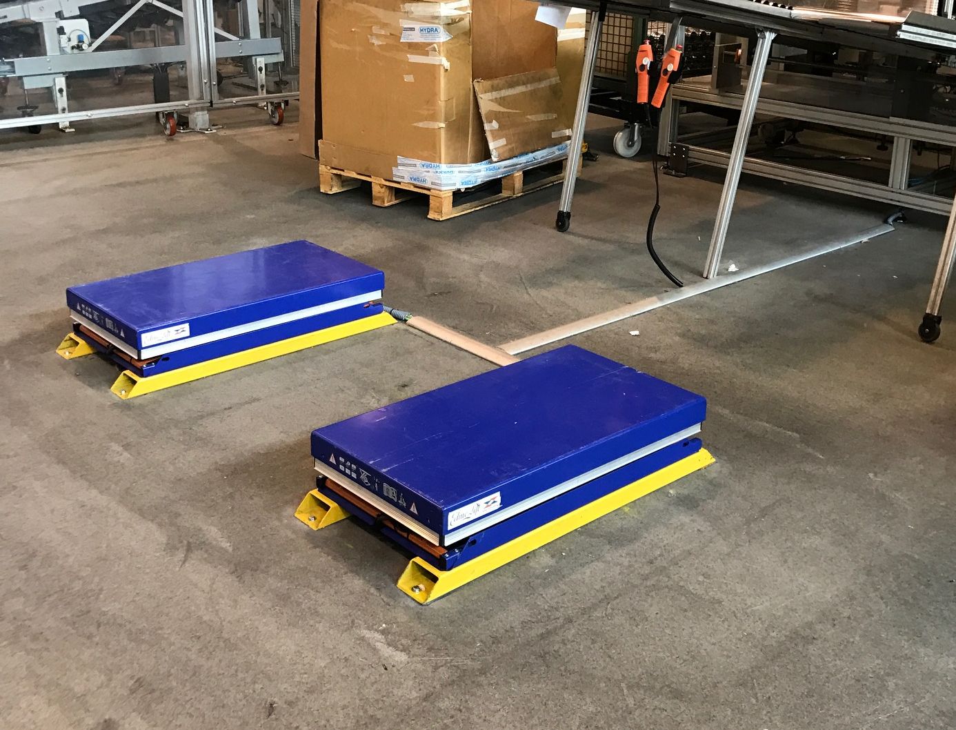 Lift tables with pallet truck device