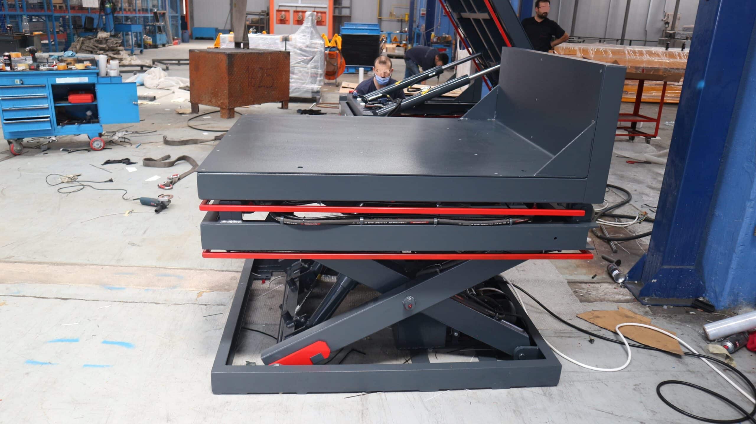 Lifting table with lateral tilting platform