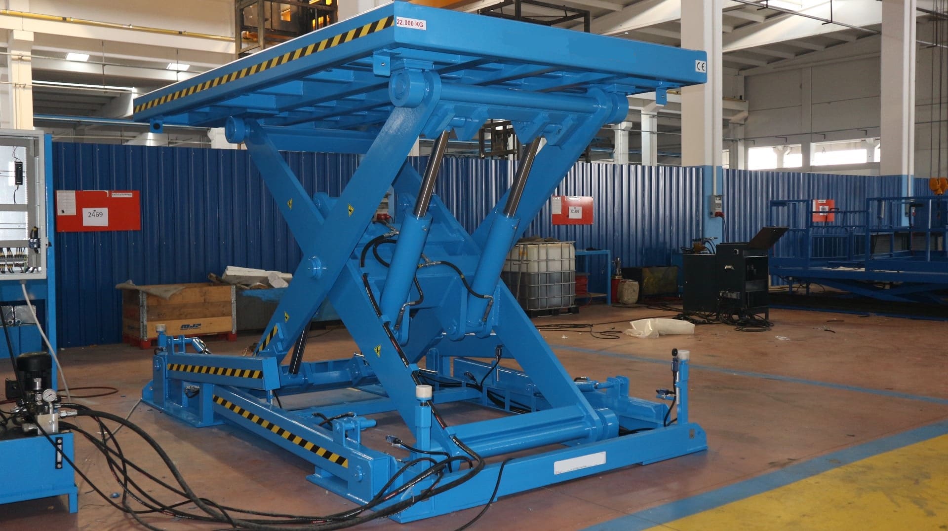 Heavy-duty lifting table with a load capacity of 22 tons