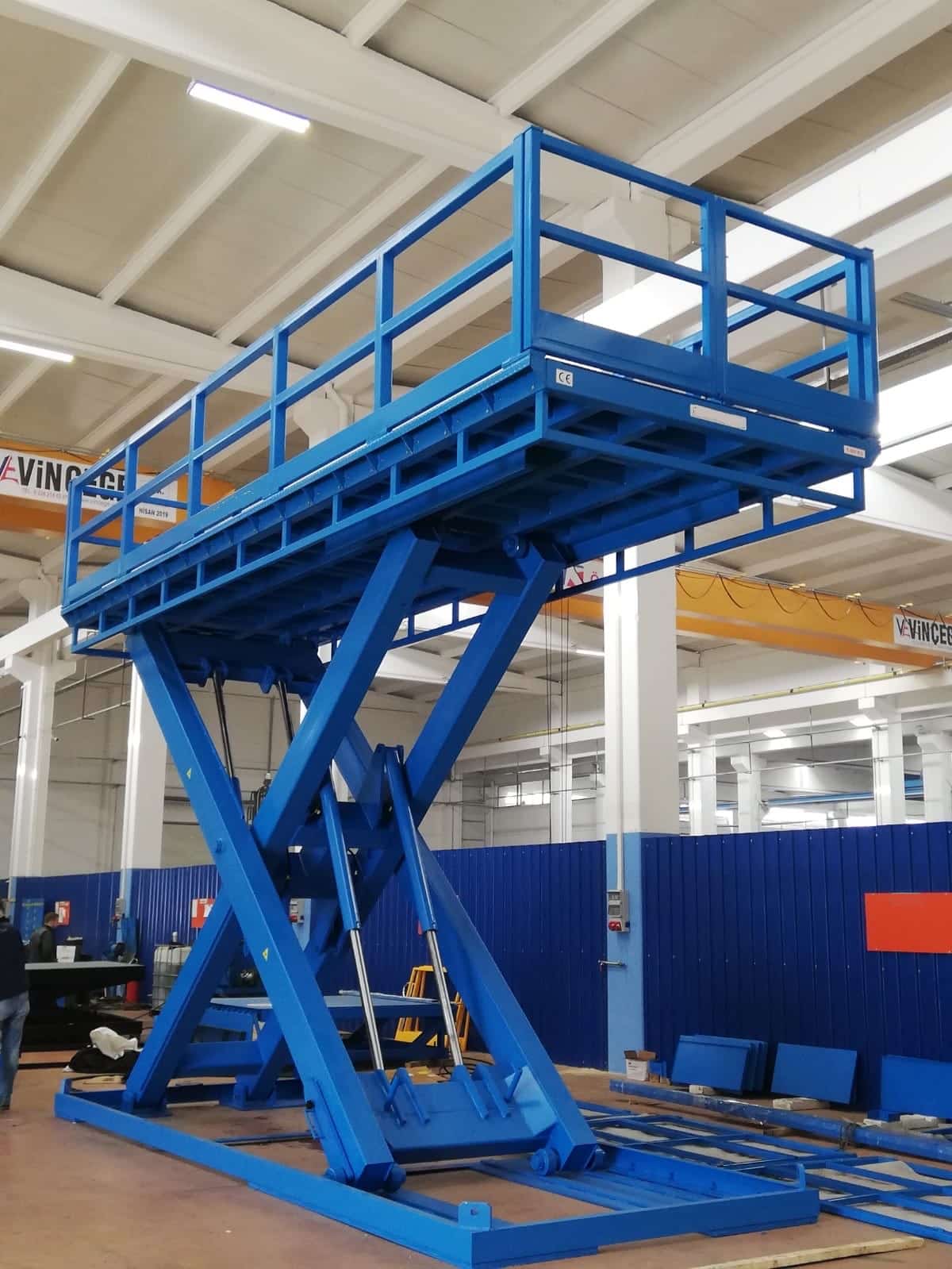 Heavy-duty lifting table with railings