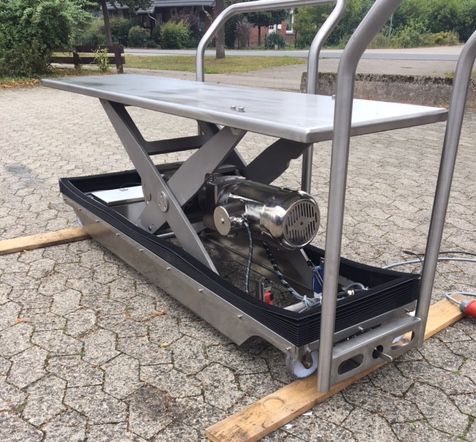 Spindle lifting table with chassis