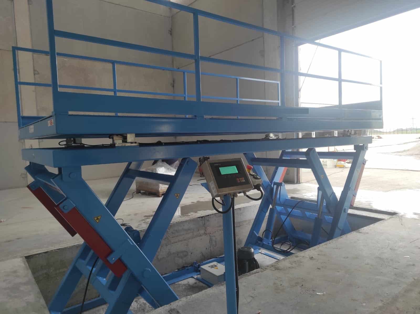 Loading lifting table with scales