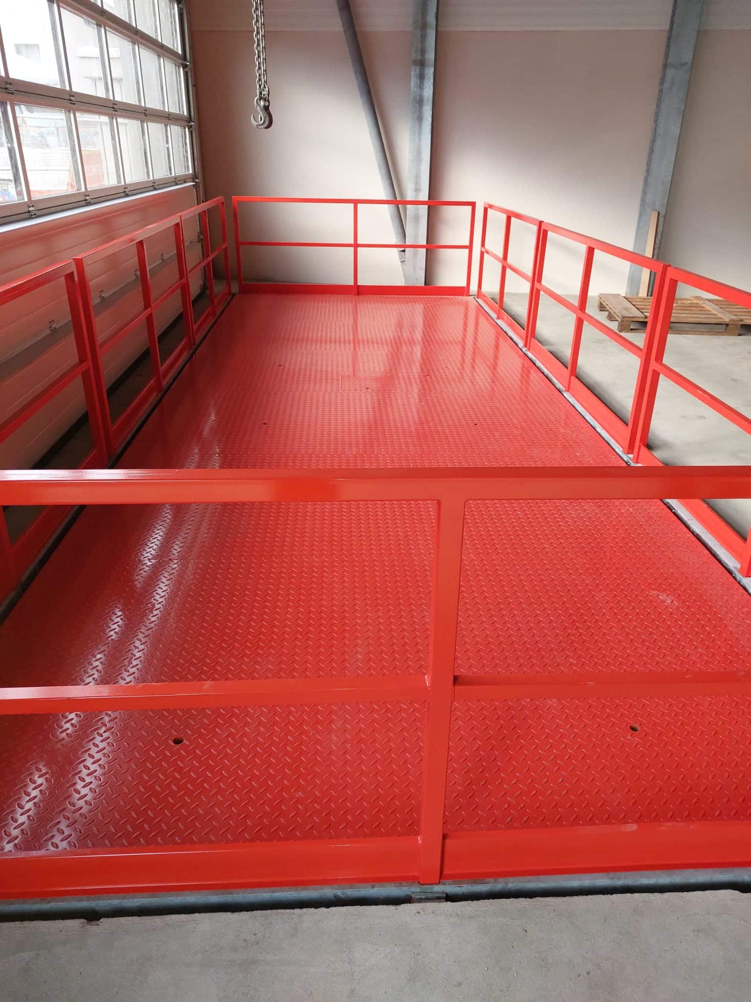 Scissor lift table at the upper stop with railings