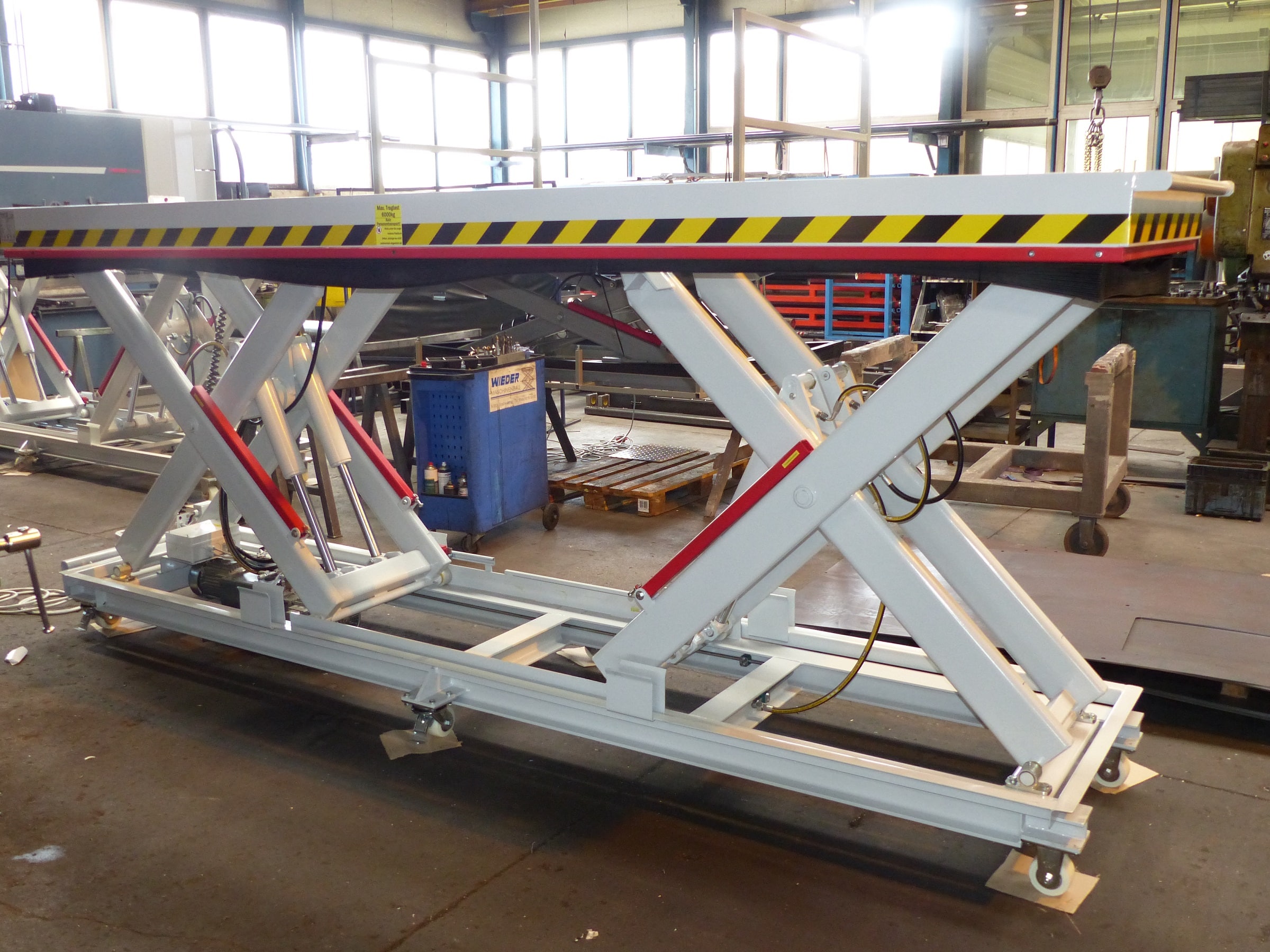 Mobile special lifting table with tandem scissors