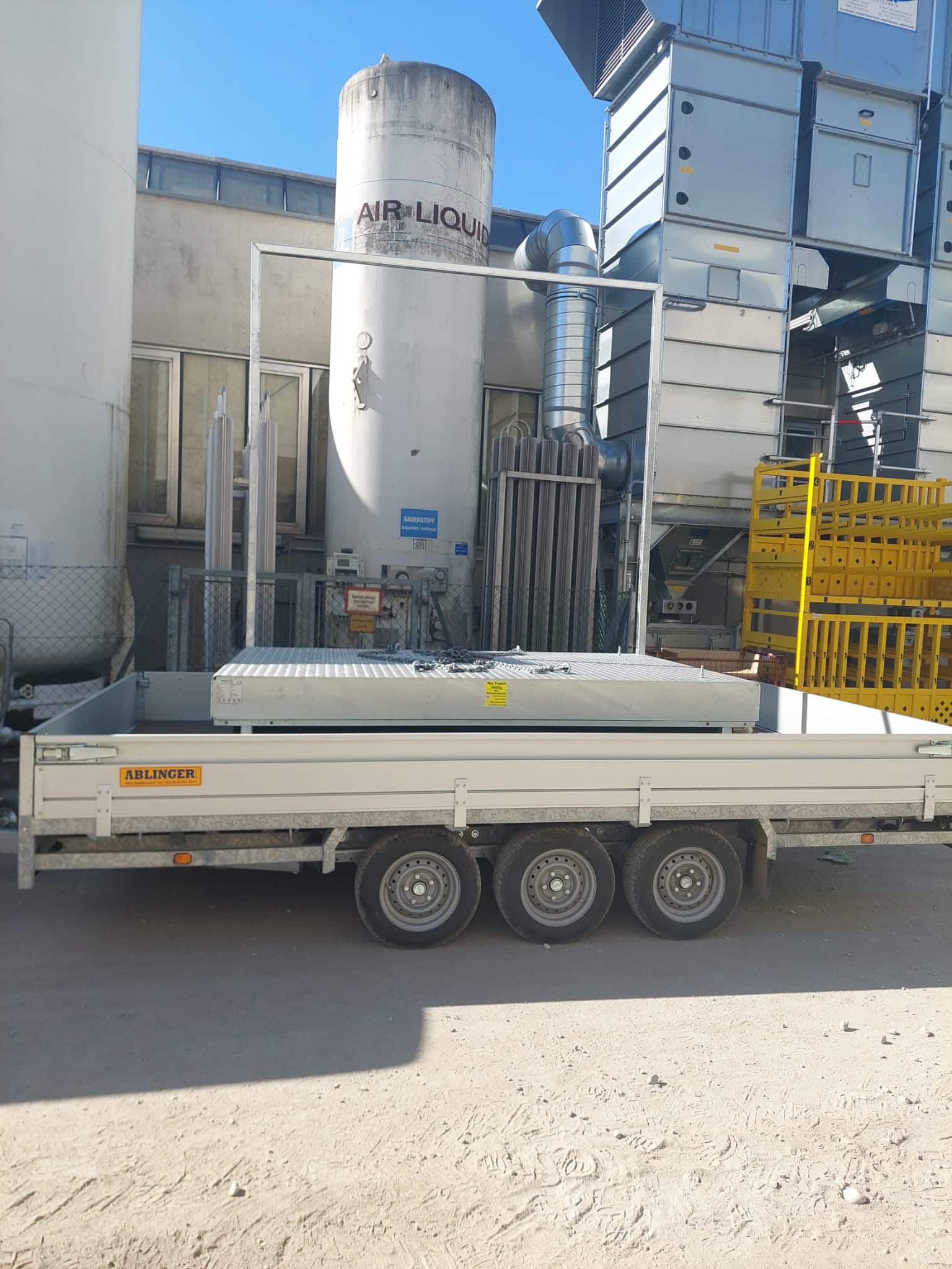 Delivery from the loading lifting table